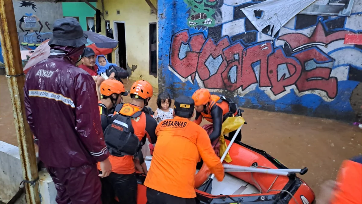 Tim Rescue Kantor SAR Bandung saat melakukan evakuasi warga terdampak banjir luapan Sungai Cmande, untuk diungsikan ke tempat aman wilayah Kecamatan Cimanggung, Kabupaten Sumedang.