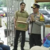 Kapolres Banjar AKBP Tyas Puji Rahadi berinteraksi dengan calon penumpang kereta api di Stasiun Banjar, Minggu (16/3/2025). (Foto: Istimewa)