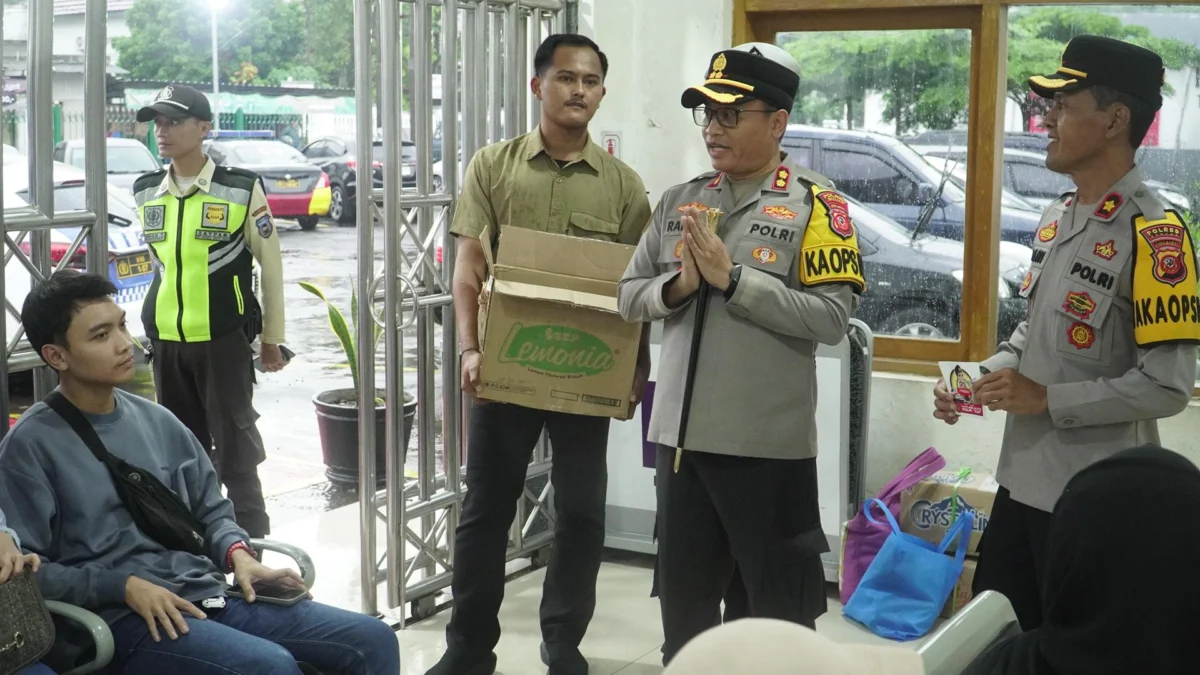 Kapolres Banjar AKBP Tyas Puji Rahadi berinteraksi dengan calon penumpang kereta api di Stasiun Banjar, Minggu (16/3/2025). (Foto: Istimewa)