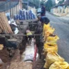 Petugas Perumdam Tirta Anom memperbaiki pipa utama jaringan air bersih yang bocor saat pelaksanaan uji alir baru-baru ini. (Foto Istimewa)