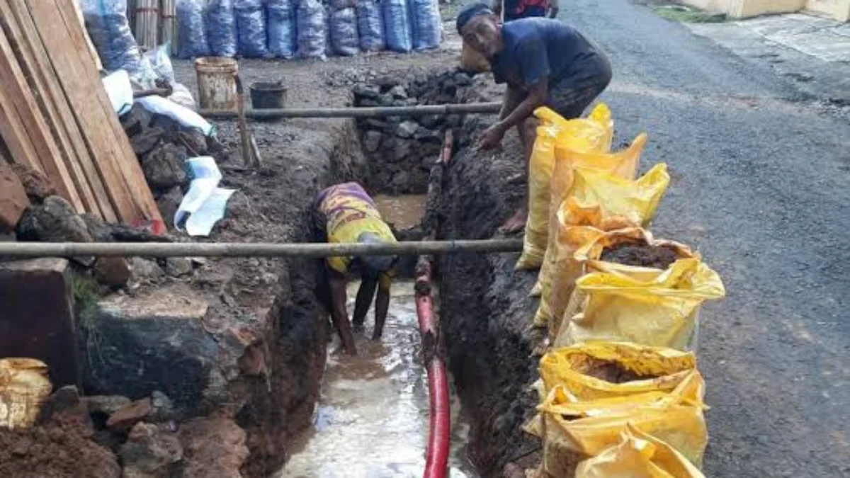 Petugas Perumdam Tirta Anom memperbaiki pipa utama jaringan air bersih yang bocor saat pelaksanaan uji alir baru-baru ini. (Foto Istimewa)