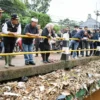 Sekda Jabar Herman Suryatman, meninjau bencana banjir di Wilayah Kecamatan Cimanggung dan aliran Sungai Cimande, Kabupaten Sumedang, Minggu (16/3/2025)