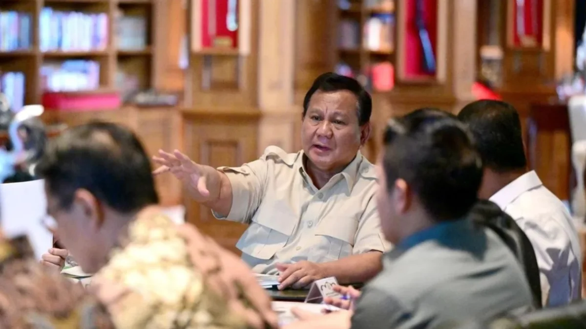 Presiden Prabowo saat memimpin ratas bersama sejumlah menteri Kabinet Merah Putih. (foto/ANTARA)