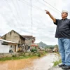 Sekda Jabar Herman Suryatman saat meninjau Banjir di Sumedang.