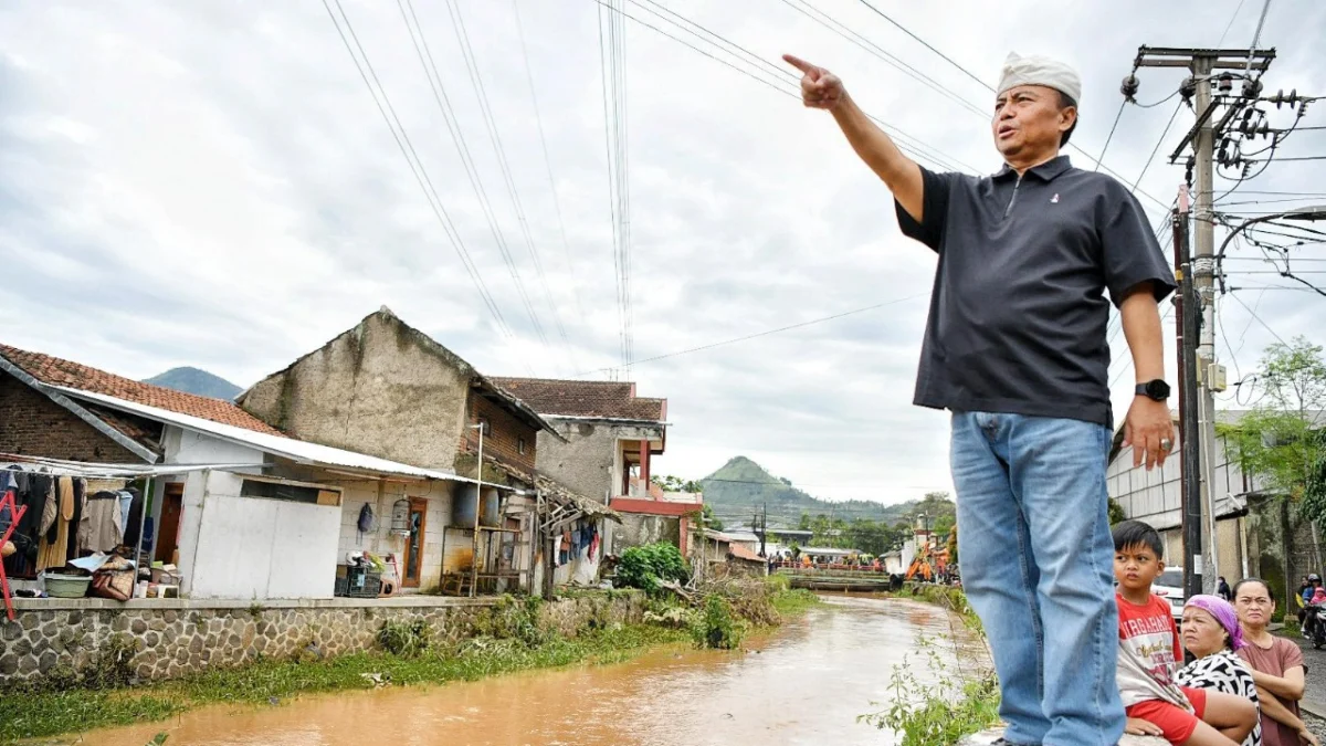 Sekda Jabar Herman Suryatman saat meninjau Banjir di Sumedang.