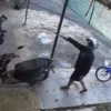 Terekam CCTV, Aksi Seorang Pria Lakukan Pemalakan Gunakan Sajam di Soreang Bandung. Foto Tangkapan Layar Video.