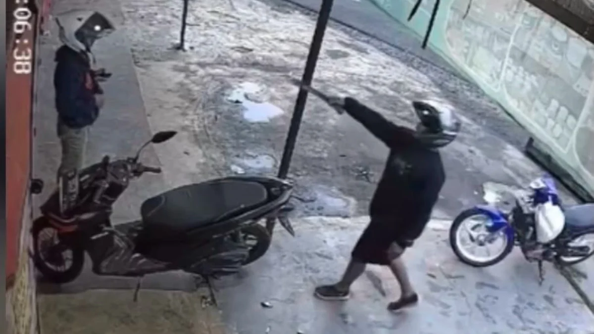 Terekam CCTV, Aksi Seorang Pria Lakukan Pemalakan Gunakan Sajam di Soreang Bandung. Foto Tangkapan Layar Video.