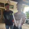 Pelaku berinisial DK salah satu yang melakukan pengeroyokan terhadap seorang juru parkir hingga tewas yang terjadi di sebuah Minimarket di Desa Cimaung, Kecamatan Cimaung, Kabupaten Bandung, pada Minggu (16/3) petang. Foto Istimewa