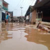 Bupati Sumedang Serius Atasi Banjir Cimanggung, Normalisasi hingga Reboisasi Ditargetkan Tuntas Tahun Ini Anak-anak sedang bermain air di gedangan banjir wilayah Desa Cihanjuang, Kecamatan Cimanggung, Kabupaten Sumedang. (Yanuar Baswata/Jabar Ekspres)