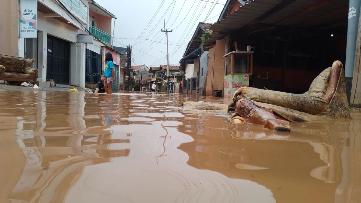 Anak-anak sedang bermain air di gedangan banjir wilayah Desa Cihanjuang, Kecamatan Cimanggung, Kabupaten Sumedang. (Yanuar Baswata/Jabar Ekspres)