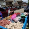 Ilustrasi masyarakat belanja berbagai kebutuhan dapur. (Jabar Ekspres)
