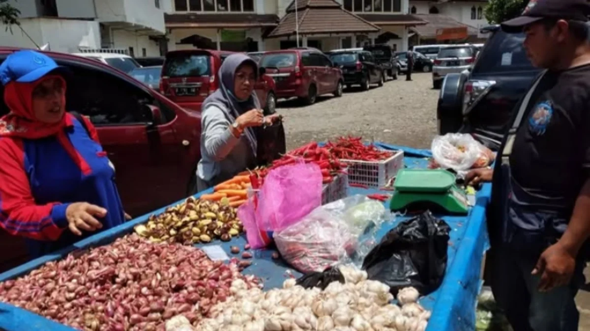 Ilustrasi masyarakat belanja berbagai kebutuhan dapur. (Jabar Ekspres)