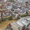 Suasana permukiman padat penduduk di bantaran Sungai Cikapundung di Tamansari, Kota Bandung, Senin (17/3). Foto: Dimas Rachmatsyah / Jabar Ekspres