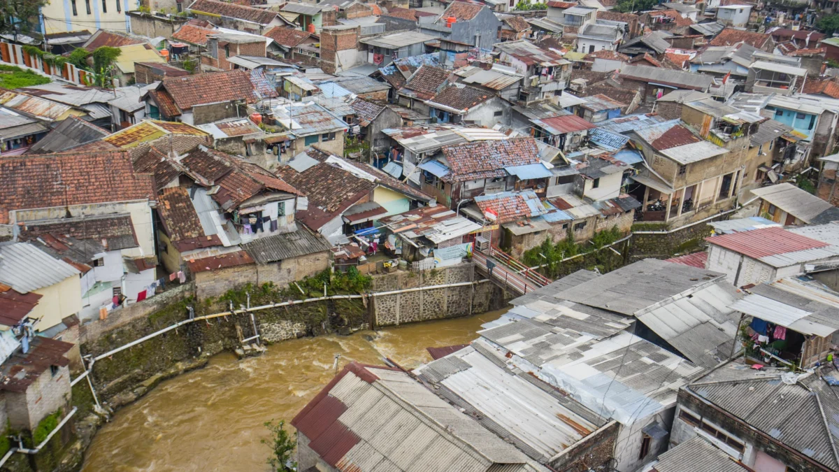 Suasana permukiman padat penduduk di bantaran Sungai Cikapundung di Tamansari, Kota Bandung, Senin (17/3). Foto: Dimas Rachmatsyah / Jabar Ekspres