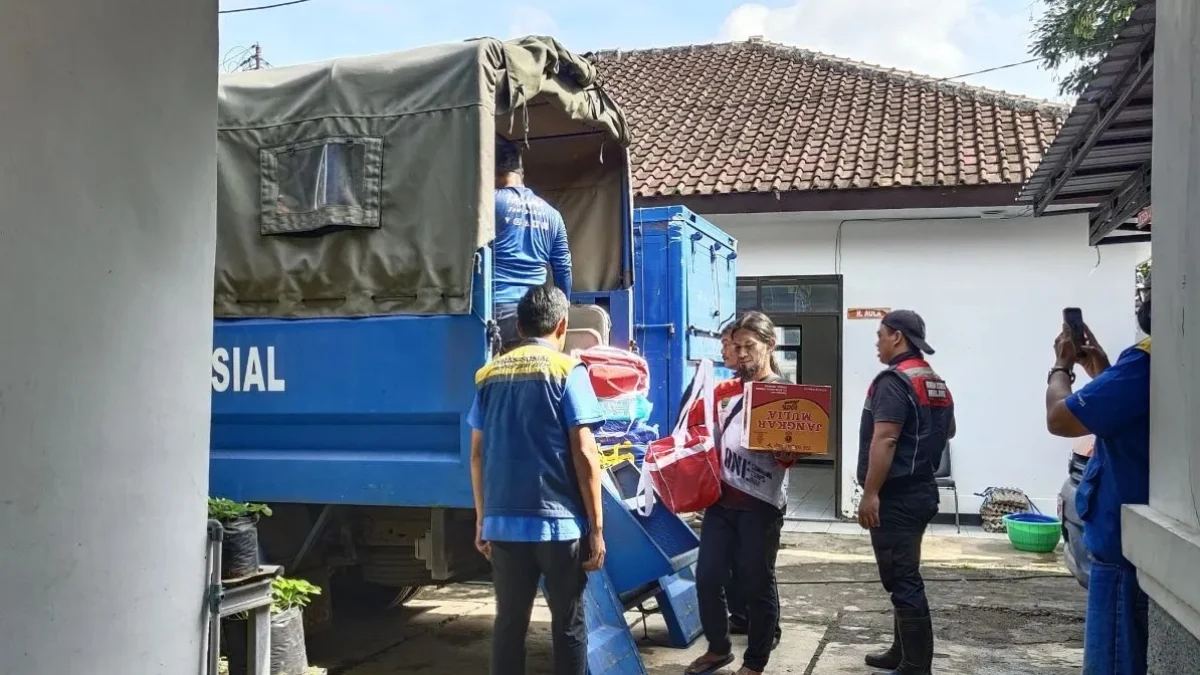 Tim petugas menyalurkan bantuan dari Kemensos kepada korban banjir di Kabupaten Sumedang, Jawa barat. (Foto/ANTARA)
