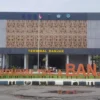 Bendera Tak Proporsional di Terminal Tipe A Banjar Jadi Sorotan Bendera merah putih terpasang di tiang depan Terminal Tipe A Kota Banjar. Warga mengkritik karena ukuran bendera kecil dan tidak proporsional dengan ukuran gedung. (Istimewa)