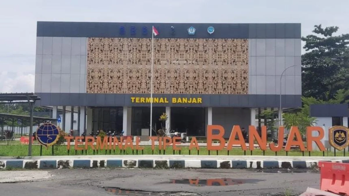 Bendera merah putih terpasang di tiang depan Terminal Tipe A Kota Banjar. Warga mengkritik karena ukuran bendera kecil dan tidak proporsional dengan ukuran gedung. (Istimewa)