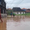 Anak-anak sedang bermain air di gedangan banjir wilayah Desa Cihanjuang, Kecamatan Cimanggung, Kabupaten Sumedang. (Yanuar Baswata/Jabar Ekspres)