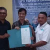 Atet Handiyana (dua kiri) saat menyerahkan formulir pendaftaran calon Ketua DPD PAN Kota Banjar, Senin (17/3/2025). (Cecep Herdi/Jabar Ekspres)