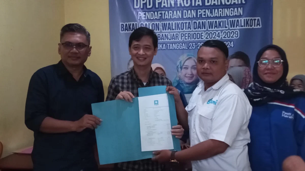 Atet Bidik Kursi Ketua DPD PAN Kota Banjar Atet Handiyana (dua kiri) saat menyerahkan formulir pendaftaran calon Ketua DPD PAN Kota Banjar, Senin (17/3/2025). (Cecep Herdi/Jabar Ekspres)