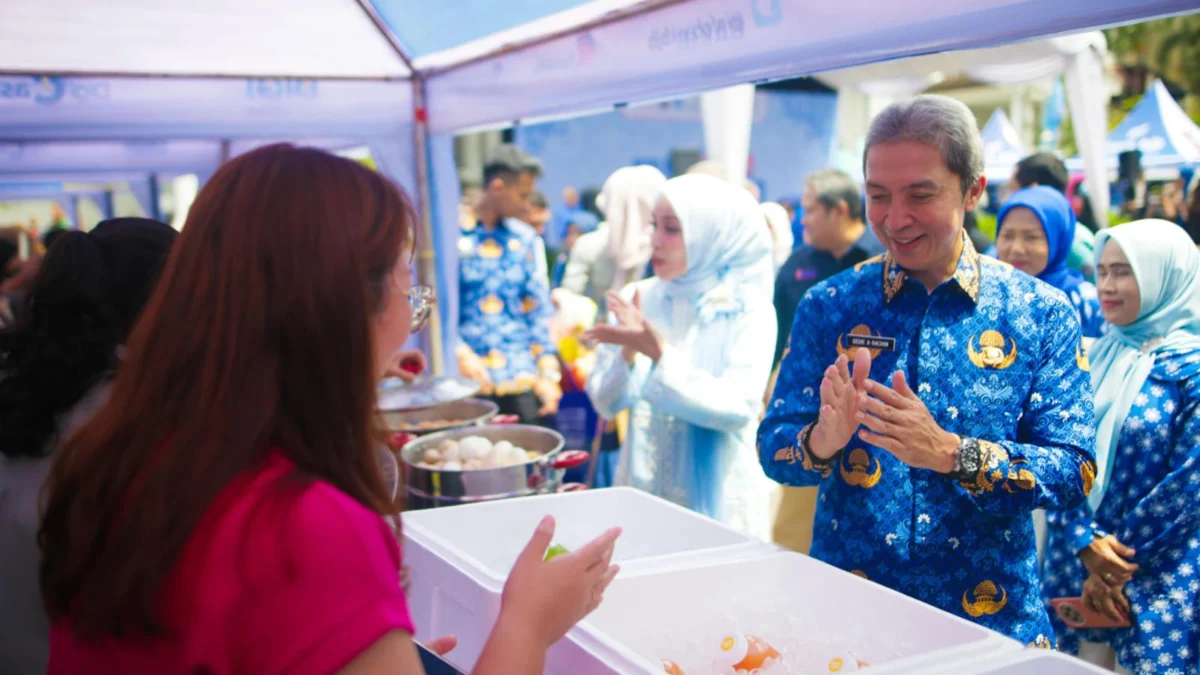 Balkot Ramadhan Fest 2025, Ratusan UMKM Buka Lapak di Komplek Balai Kota Bogor Wali Kota Bogor, Dedie. A. Rachim saat menyapa pelaku UMKM sekaligus berbelanja produk UMKM di Balkot Ramadhan Fest 2025, Senin (17/3). (Yudha Prananda / Jabar Ekspres)