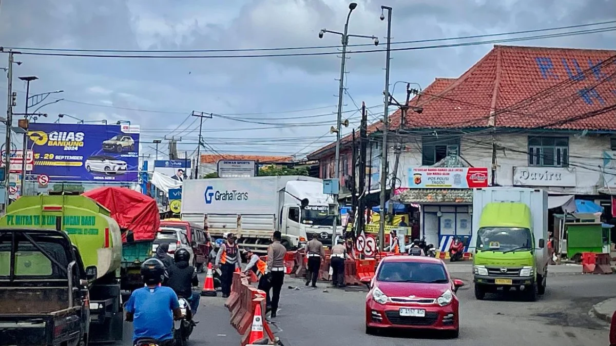Ilustrasi : jelang mudik Lebaran 2025, petugas Polres Cimahi dan Dishub Bandung Barat saat melakukan pemetaan jalan rusak di Padalarang. Dok Jabar Ekspres/Suwitno