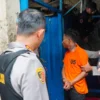 Kapolresta Bandung Kombes Pol Aldi Subartono bersama tersangka DK saat memimpin penggeledahan sekretariat kelompok brigez terkait tewasnya jukir minimarket di Kecamatan Cimaung, Kabupaten Bandung, Minggu (16/3). Foto Istimewa
