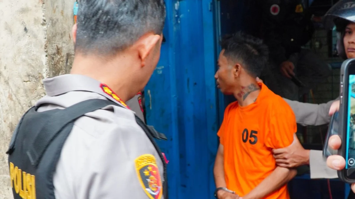 Kapolresta Bandung Kombes Pol Aldi Subartono bersama tersangka DK saat memimpin penggeledahan sekretariat kelompok brigez terkait tewasnya jukir minimarket di Kecamatan Cimaung, Kabupaten Bandung, Minggu (16/3). Foto Istimewa