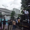 Massa aksi yang tergabung dalam Aliansi Pemuda AntiKorupsi (APAK) menggeruduk Kantor DPRD Jabar, Selasa (18/3/2025). (Son / Jabar Ekspres)
