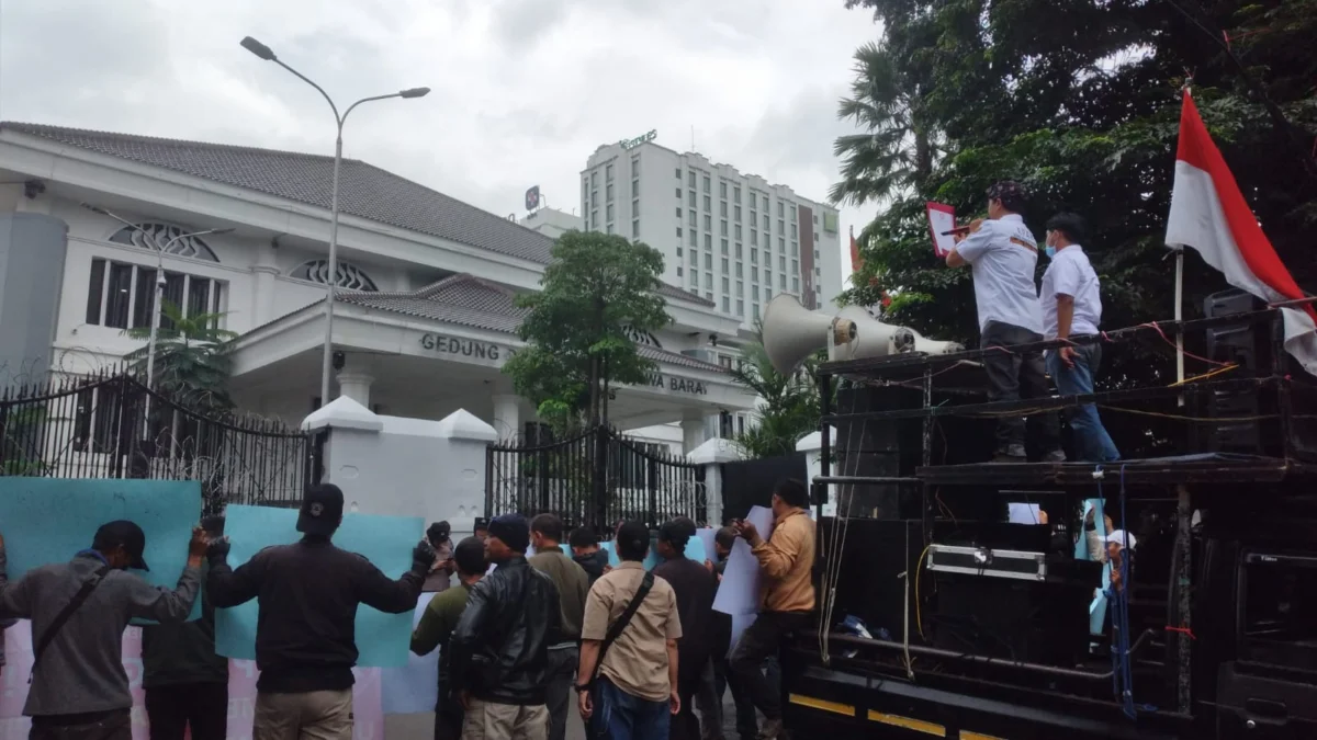 Massa aksi yang tergabung dalam Aliansi Pemuda AntiKorupsi (APAK) menggeruduk Kantor DPRD Jabar, Selasa (18/3/2025). (Son / Jabar Ekspres)