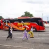 Penumpang berjalan menuju bus di Terminal Cicaheum, Kota Bandung, Selasa (18/3). Foto: Dimas Rachmatsyah / Jabar Ekspres