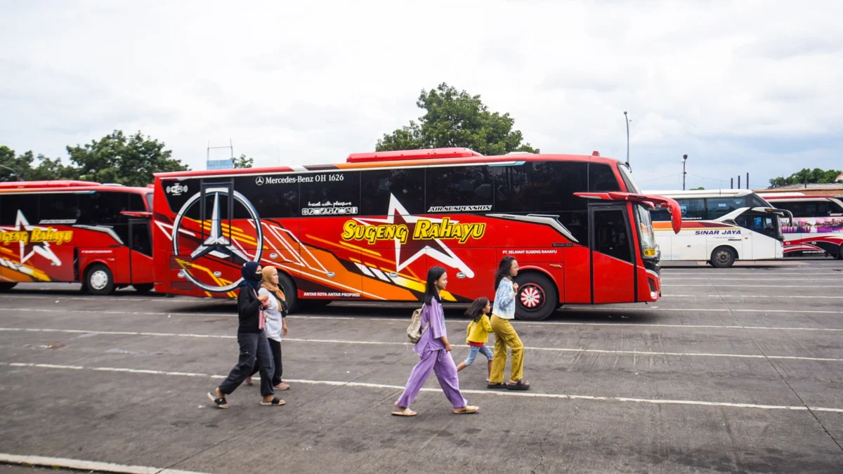 Penumpang berjalan menuju bus di Terminal Cicaheum, Kota Bandung, Selasa (18/3). Foto: Dimas Rachmatsyah / Jabar Ekspres
