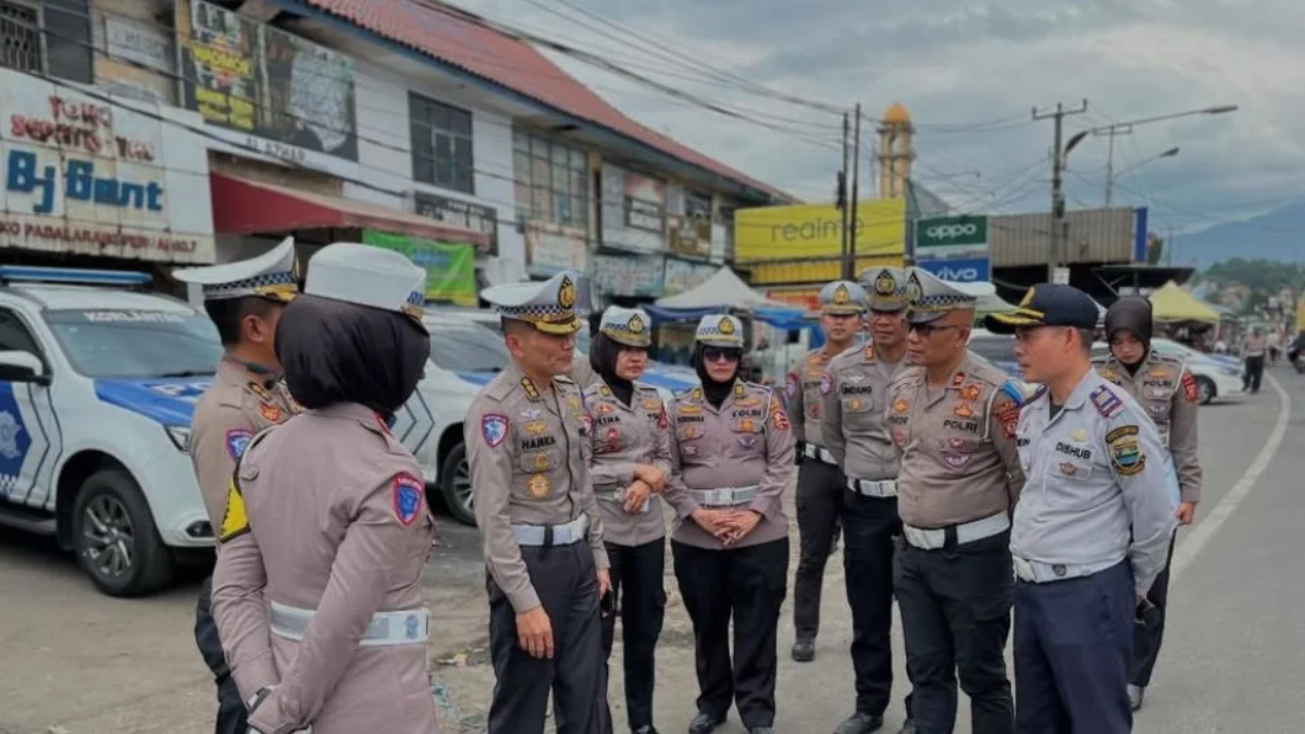 Petugas Dishub dan Korlantas Polri saat survey kesiapan jalur mudik di Ruas Jalan Padalarang, Bandung Barat. Dok Dishub KBB