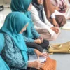 Menilik Upaya Pemberantasan Buta Huruf Al-Qur’an di Pasirkaliki Warga mengikuti pembelajaran Al Quran dalam program Gerakan Berantas Buta Huruf Alquran di Kelurahan Pasirkaliki, Kota Bandung, Selasa (18/3). Foto: Dimas Rachmatsyah / Jabar Ekspres
