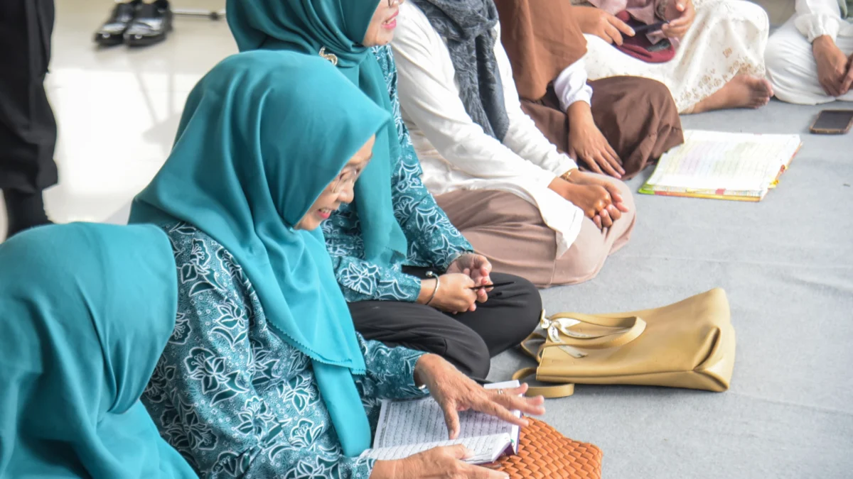 Menilik Upaya Pemberantasan Buta Huruf Al-Qur’an di Pasirkaliki Warga mengikuti pembelajaran Al Quran dalam program Gerakan Berantas Buta Huruf Alquran di Kelurahan Pasirkaliki, Kota Bandung, Selasa (18/3). Foto: Dimas Rachmatsyah / Jabar Ekspres