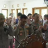 Kapolres Banjar bersama jajaran melaksanakan salat gaib untuk tiga personel Polda Lampung, Selasa (18/3/2025). (istimewa)