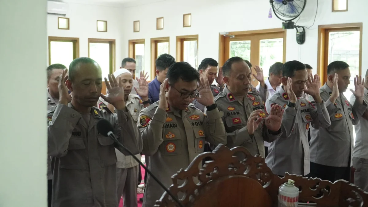 Kapolres Banjar bersama jajaran melaksanakan salat gaib untuk tiga personel Polda Lampung, Selasa (18/3/2025). (istimewa)