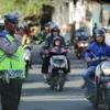 Ist. Petugas kepolisian saat melakukan proses pengamanan terhadap arus lalu lintas. Dok. Jabar Ekspres