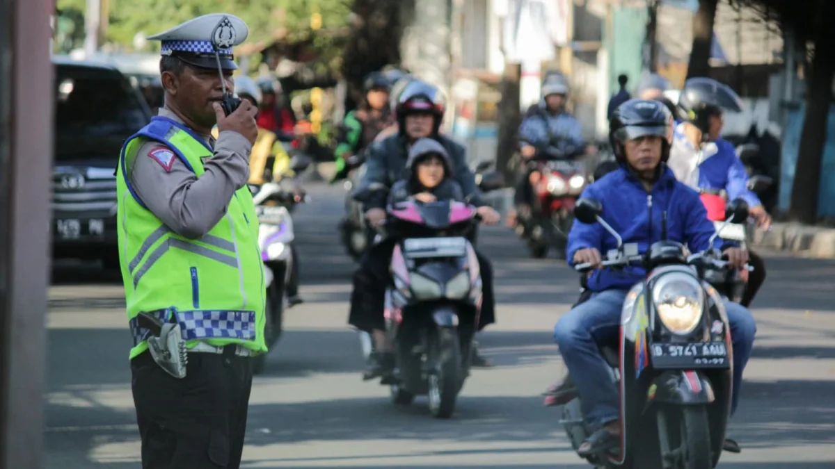 Ist. Petugas kepolisian saat melakukan proses pengamanan terhadap arus lalu lintas. Dok. Jabar Ekspres