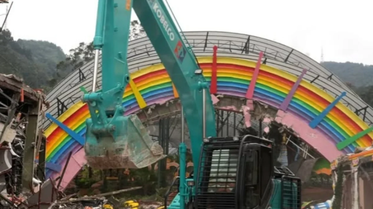 Pembongkaran Hybisc Fantasy Puncak Bogor Segera Tuntas Proses pembongkaran wahana wisata di Puncak Bogor