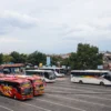 Sejumlah bus terparkir di Terminal Cicaheum, Kota Bandung, Selasa (18/3). Foto: Dimas Rachmatsyah / Jabar Ekspres