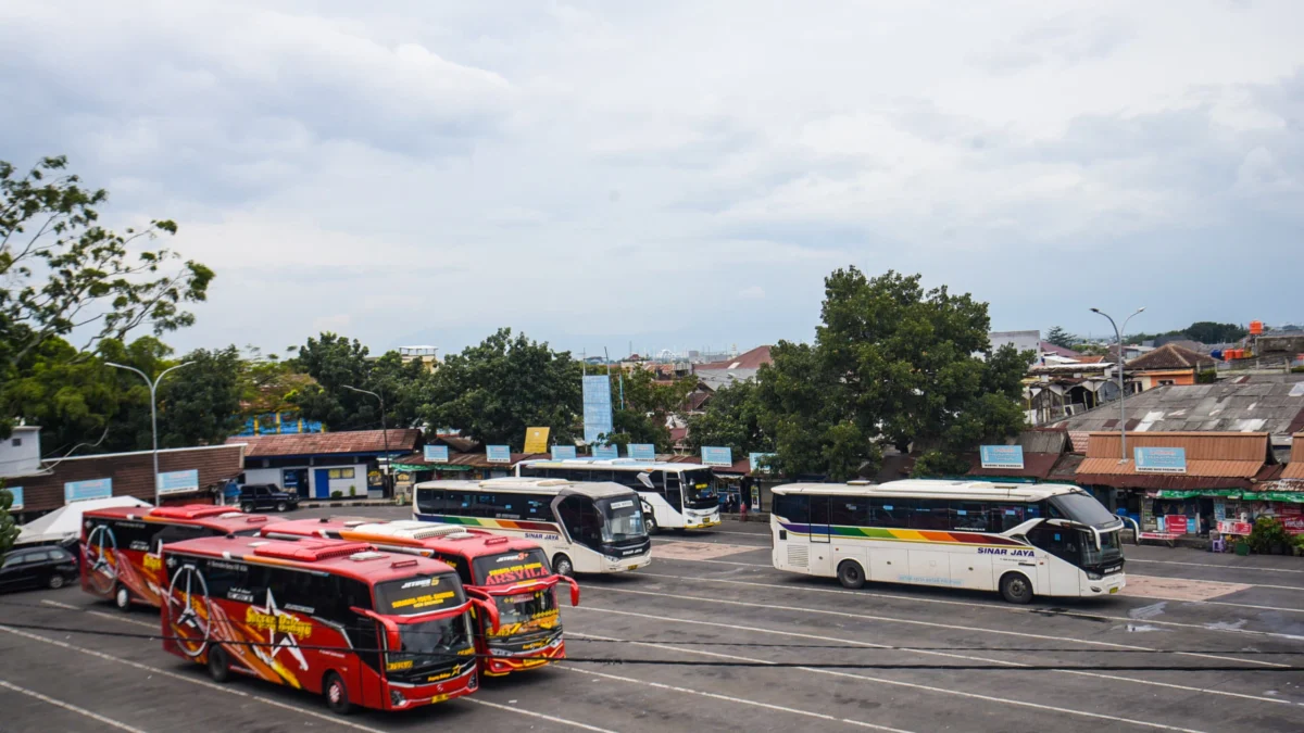 Sejumlah bus terparkir di Terminal Cicaheum, Kota Bandung, Selasa (18/3). Foto: Dimas Rachmatsyah / Jabar Ekspres