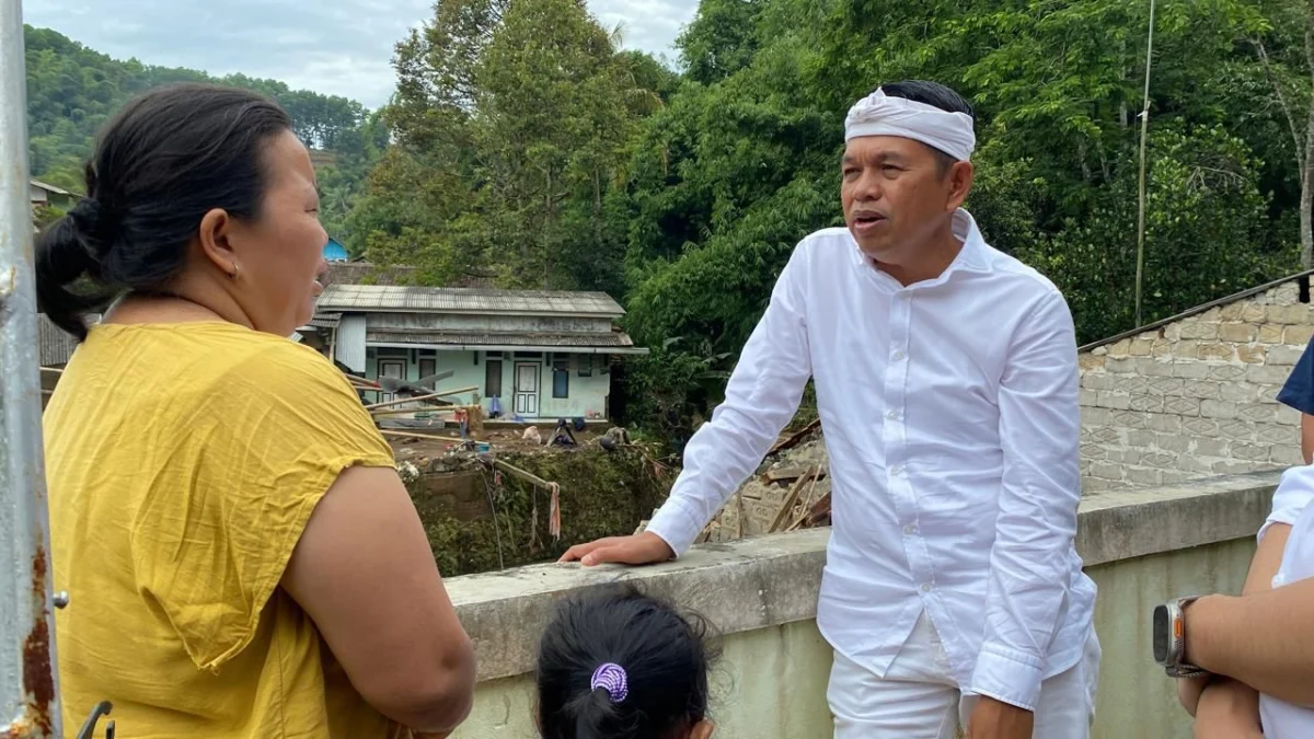 Gubernur Jawa Barat Dedi Mulyadi saat berdialog dengan sejumlah warga terdampak bencana di Desa Nyalindung, Bandung Barat. Rabu (19/3). Dok istimewa