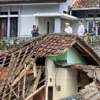 Gubernur Jabar Dedi Mulyadi didampingi Bupati Bandung Barat Jeje Ritchie Ismail saat meninjau lokasi bencana banjir di Cipatat. Rabu (19/3). Dok Jabar Ekspres/Suwitno