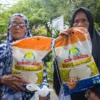 Warga membeli paket pangan murah pada Operasi Pasar Bersubsidi (Opadi) di Kantor Kecamatan Gedebage, Kota Bandung, Rabu (19/3). Foto: Dimas Rachmatsyah / Jabar Ekspres