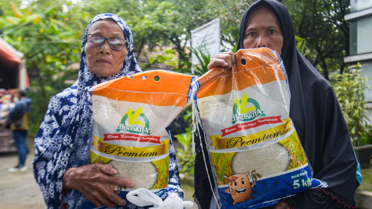 Warga membeli paket pangan murah pada Operasi Pasar Bersubsidi (Opadi) di Kantor Kecamatan Gedebage, Kota Bandung, Rabu (19/3). Foto: Dimas Rachmatsyah / Jabar Ekspres