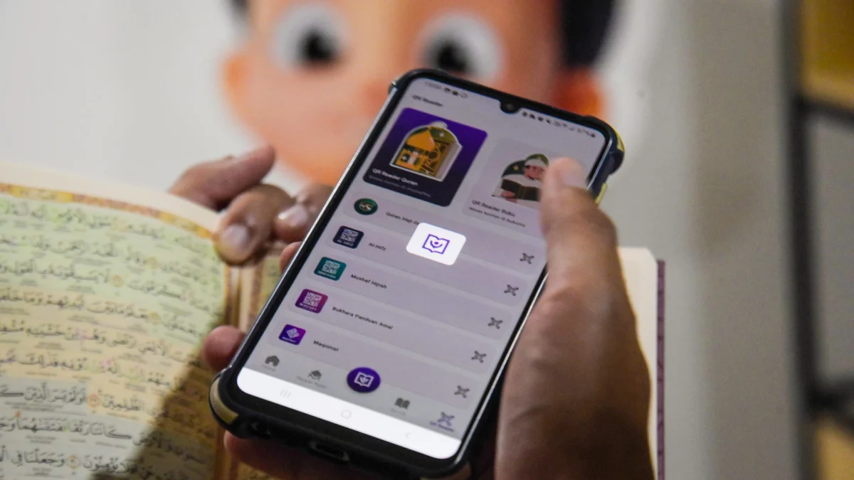 Warga mencoba memindai kode batang melalui aplikasi Go Ngaji pada Al Quran dalam bentuk fisik di Kota Bandung, Rabu (19/3). Foto: Dimas Rachmatsyah / Jabar Ekspres