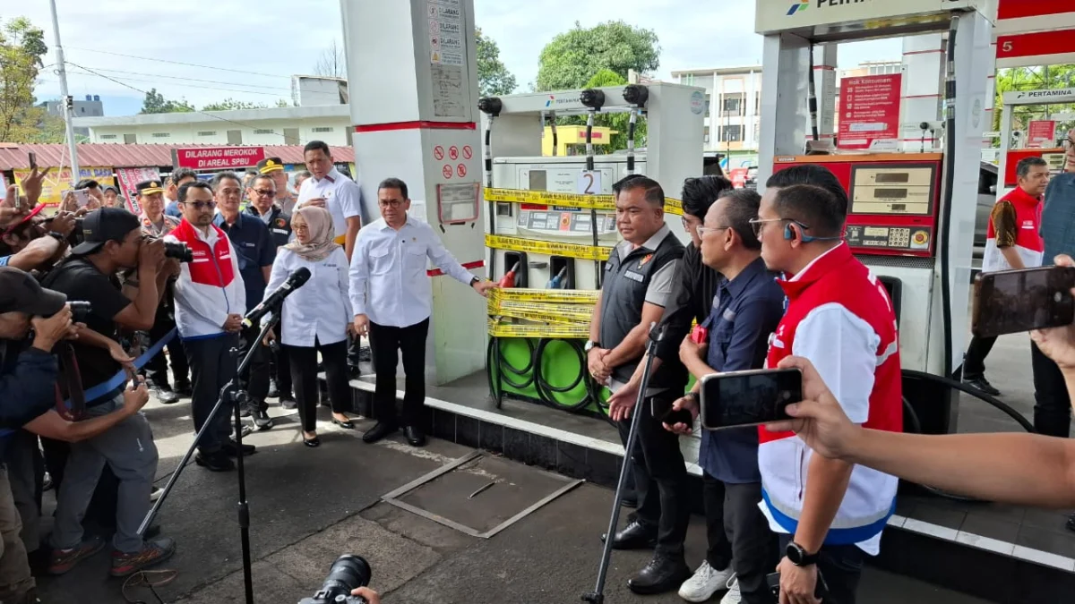 Bareskrim Polri dan Kemendag Segel SPBU di Bogor karena kurangi takaran. Foto : Sandika / Jabarekspres.com