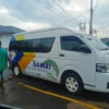 Suttle DAMRI berada di parkiran Stasiun Kota Banjar Jawa Barat. (Cecep Herdi/Jabar Ekspres)