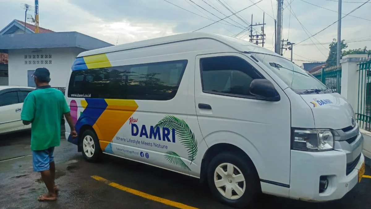 Suttle DAMRI berada di parkiran Stasiun Kota Banjar Jawa Barat. (Cecep Herdi/Jabar Ekspres)